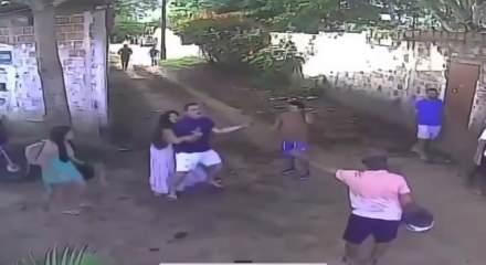 Brezilya'da kavgayı ayırmak isteyen genci sırtından bı&ccedil;aklayıp kutlama yaptı