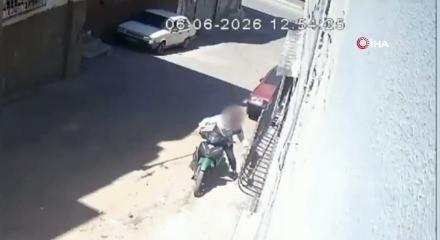 Cani baba k&uuml;&ccedil;&uuml;k kızını darbedip motosikletle s&uuml;r&uuml;kledi...