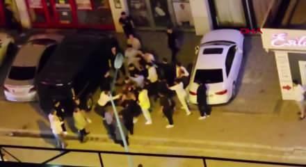 Esenyurt'ta d&uuml;ğ&uuml;n sonrası tekmeli yumruklu kavga: Arabanın &uuml;st&uuml;ne &ccedil;ıkıp kalabalığa daldı