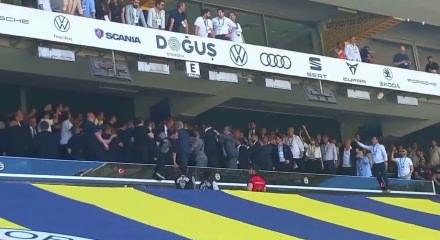 Fenerbah&ccedil;e Genel Kurulu'nda gerginlik! Yıldırım ve Safi taraftarları arasında tartışma