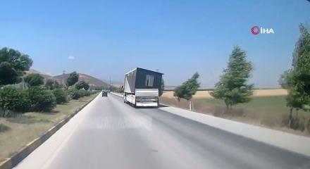 Fırtınanın, tırda taşınan konteyneri u&ccedil;urduğu anlar kamerada