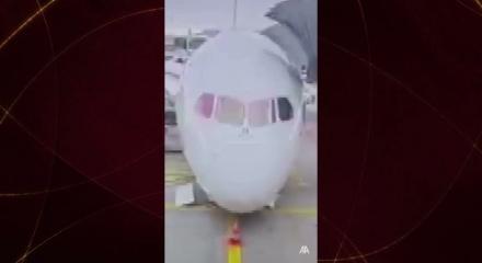 Frankfurt Havalimanı'nda aprondaki yolcu u&ccedil;ağının &ouml;n iniş takımı &ccedil;&ouml;kt&uuml;