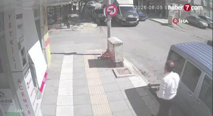 Freni boşalan hafriyat kamyonu, 10 aracı bi&ccedil;ti! Yaralılar var...