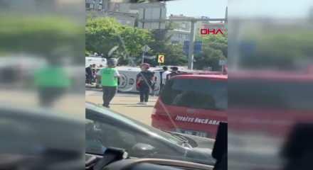 Kağıthane'de motosikletle &ccedil;arpışan ambulans devrildi: 3'&uuml; sağlık &ccedil;alışanı 4 yaralı