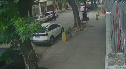 Kaldırımda y&uuml;r&uuml;yen kadın kanalizasyona d&uuml;şt&uuml;, r&ouml;gar kapağı &uuml;st&uuml;ne kapandı