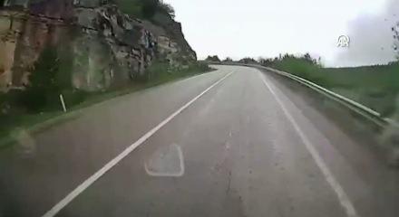 Karab&uuml;k'te 6 kişinin yaralandığı feci kaza anı ara&ccedil; i&ccedil;i kamerasına yansıdı