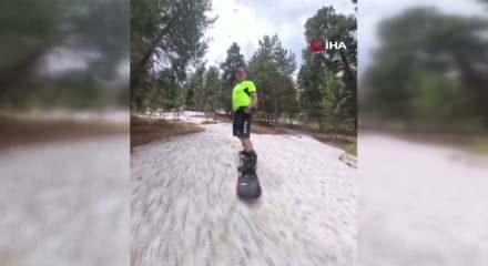 Kars'ta haziranda snowboard