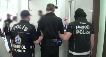Kırmızı b&uuml;ltenle aranırken İstanbul'da yakalanan Hollandalı zanlı &uuml;lkesine iade edildi