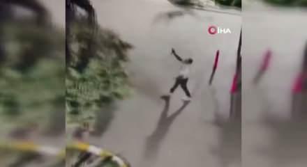Komşusunun evine otomatik tabancayla ateş a&ccedil;tı