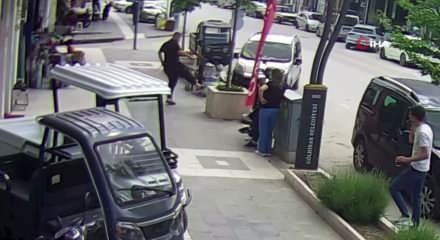 K&ouml;peğine saldıran kediyi tekmeledi