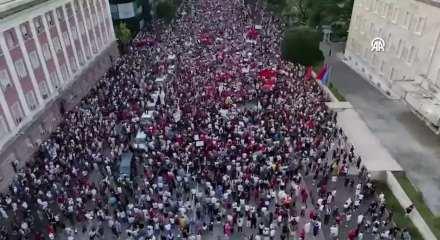 Arnavutluk&rsquo;ta sahil projesi protestosu: Binlerce kişi sokaklara d&ouml;k&uuml;ld&uuml;