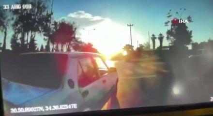 Mersin'de magandalar yolcu otob&uuml;s&uuml;n&uuml;n &ouml;n&uuml;n&uuml; kesip camını kırdı'