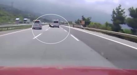 Otoyolda kamyonetin angusa &ccedil;arptığı kaza kamerada