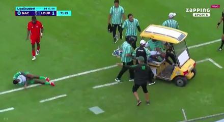 Ekvador'da yeşil sahalarda nadir g&ouml;r&uuml;len bir kaza yaşandı! Sağlık aracı başka futbolcuyu yaraladı