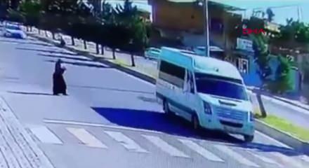 Şanlıurfa&rsquo;da otomobilin, yayaya &ccedil;arptığı kaza kamerada