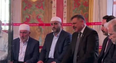 İ&ccedil;işleri Bakanı &Ccedil;ift&ccedil;i'den Fatih Sultan Mehmet'in t&uuml;rbesinde Kur'an-ı Kerim tilaveti