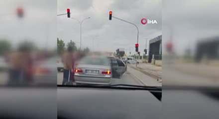 Trafikte kadınların da karıştığı yol kesme kavgası