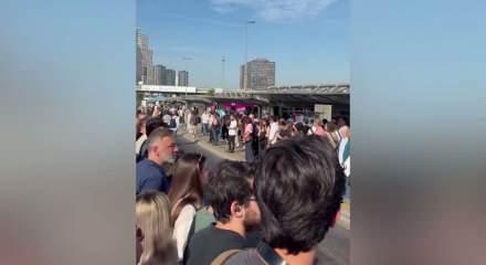 Uzun&ccedil;ayır durağında bitmeyen &ccedil;ile: Metrob&uuml;s yine arızalandı