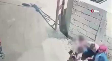 Van&rsquo;da sokakta oynayan &ccedil;ocuğa saldırı: O anlar kamerada