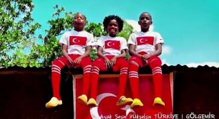 A Milli Takımımıza Afrika'dan tam destek! İlk ma&ccedil; &ouml;ncesi coşturan şarkı...