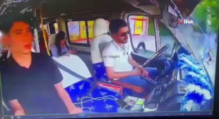 Adana'da s&uuml;r&uuml;c&uuml; uyudu, dolmuş duvara &ccedil;arptı: 7 yaralı