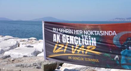 AK Parti İstanbul Gen&ccedil;lik Kolları'ndan Maltepe Sahili&rsquo;nde su altı temizliği