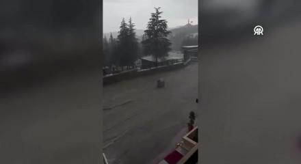 Ankara&rsquo;da sağanak ve dolu hayatı fel&ccedil; etti