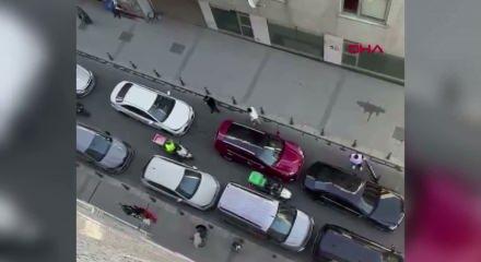 Avcılar'da kazaya neden olan s&uuml;r&uuml;c&uuml;n&uuml;n otomobiline yumruk atıp saldırdılar