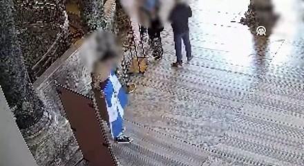 Ayasofya'i Kebir Camii'nde Bizans bayrağı a&ccedil;an iki turist hakkında karar