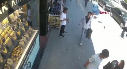 Binadan beton par&ccedil;aları koptu, caddede y&uuml;r&uuml;yenler son anda kurtuldu