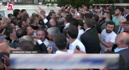 CHP'de grup toplantısı &ouml;ncesi tansiyon y&uuml;kseldi: TBMM Dikmen Kapısı'nda gerginlik yaşandı