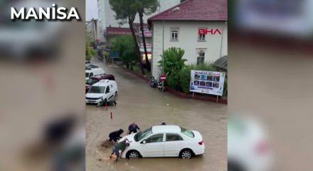 Denizli ve Manisa felaketi yaşadı: Ara&ccedil;lar, ev ve iş yerleri sular altında