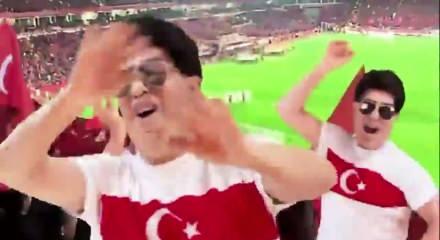 Yılmaz Morg&uuml;l'&uuml;n milli takım marşı sosyal medyayı salladı