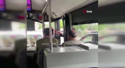 Esenyurt'ta İETT şof&ouml;r&uuml; ile s&uuml;r&uuml;c&uuml; arasında yol verme kavgası yaşandı...
