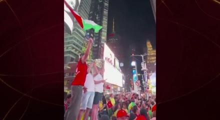 Faslı taraftarlardan Times Meydanı'nda Filistin'e destek g&ouml;sterisi
