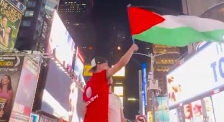 Faslı taraftarlardan Times Meydanı'nda Filistin'e destek g&ouml;sterisi