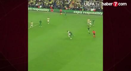 Fenerbah&ccedil;e'den ayrılacağı iddia edilen yıldız, cevabıyla sosyal medyayı salladı