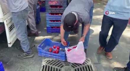 Halde alıcı bulamadığı 4 ton domatesi vatandaşlara &uuml;cretsiz dağıttı
