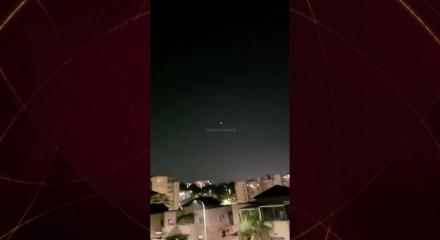 İran, İsrail'i perişan eden f&uuml;zeleri işte b&ouml;yle fırlattı! T&uuml;m Tel Aviv'i aydınlattı