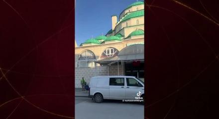 İsve&ccedil;li bisikletli gezginler &ccedil;adır yerine camide konakladı