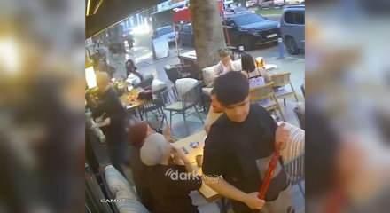 İzmir'de canice &ouml;ld&uuml;r&uuml;len gencin son g&ouml;r&uuml;nt&uuml;leri ortaya &ccedil;ıktı! Can havliyle oraya sığınmış