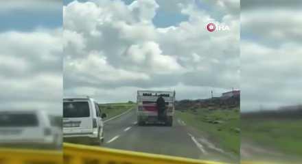 Kamyonete tutunarak kilometrelerce yol aldı