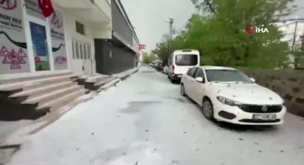 Kars'a dolu yağdı: Vatandaşlar kar temizler gibi k&uuml;rek salladı
