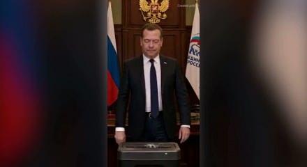 Medvedev AB liderlerinin fotoğraflarını kağıt &ouml;ğ&uuml;t&uuml;c&uuml;ye attı