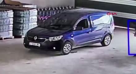 Oraya nasıl girdin? Ara&ccedil;tan yılan &ccedil;ıktı, panik anları kameralara yansıdı