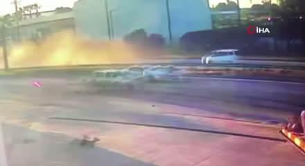 Otomobil ara&ccedil;lara &ccedil;arptı 1 kişi &ouml;ld&uuml;, o anlar kameraya yansıdı