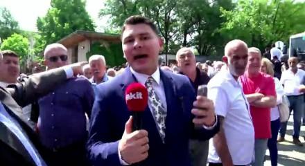 &Ouml;zg&uuml;r &Ouml;zel'in destek&ccedil;ilerinden Akit TV muhabirine saldırı