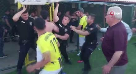 Şampiyonluk ma&ccedil;ı sonrası .&ccedil;ıkan kavgada kartlar havada u&ccedil;uştu