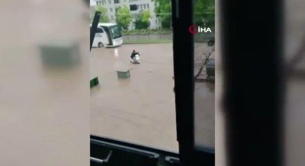 Sel sularına kapılan yaşlı adamı son anda kurtardılar