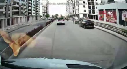 Trafikte yol kesen kadın s&uuml;r&uuml;c&uuml; kamerada